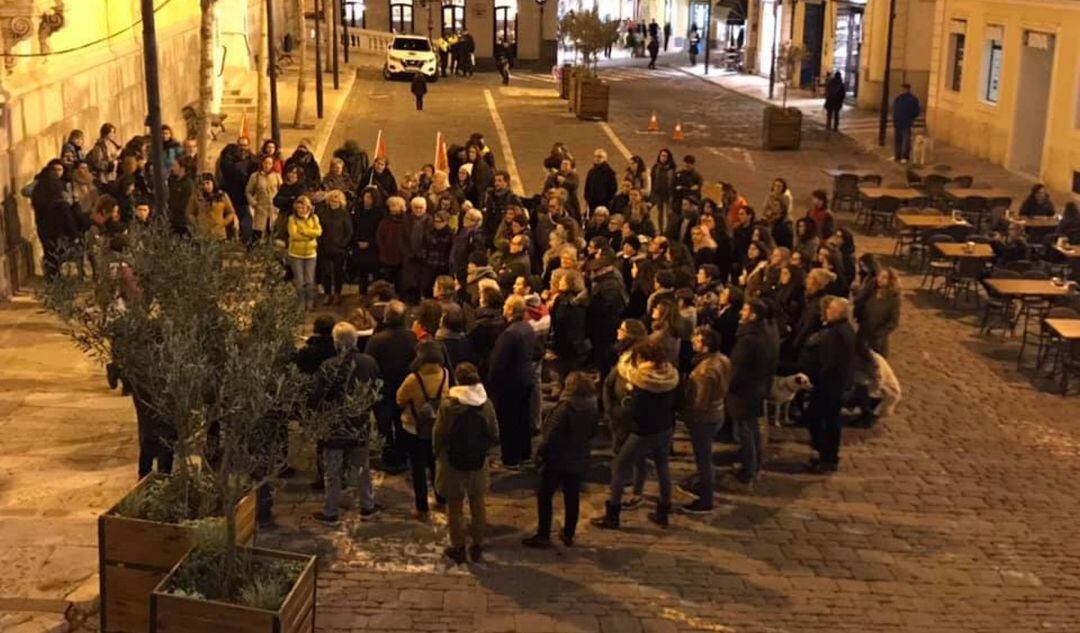 Maó concentró a unas 120 personas para protestar contra el pacto de gobierno andaluz y en apoyo de las mujeres de dicha comunidad que tienen amenazados sus avances sociales con el nuevo ejecutivo.