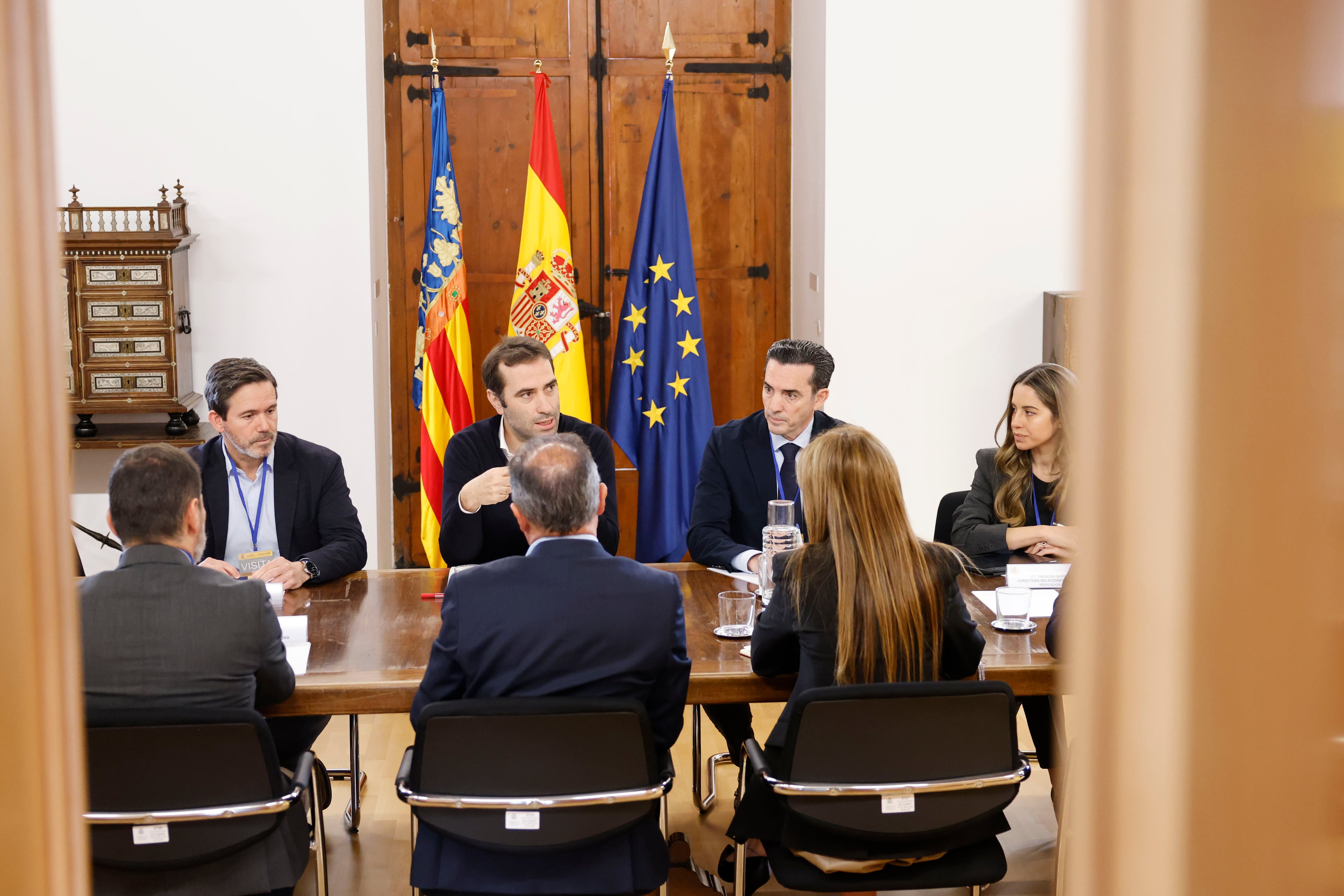 GRAFCVA4132. VALÈNCIA, 05/12/2024.- El ministro de Economía, Comercio y Empresa, Carlos Cuerpo (centro), regresa a València para hacer seguimiento de la situación económica tras la dana con sindicatos, empresarios y asociaciones de comercio y de industria. En la imagen Cuerpo durante su reunión con empresarios y asociaciones de comercio y de industria. EFE/Ana Escobar
