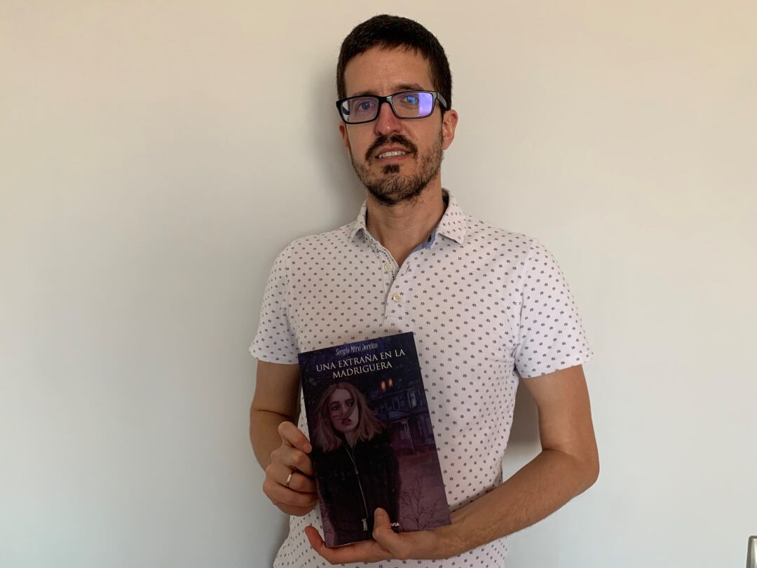 El autor del libro, Sergio Mira, con un ejemplar de su nueva novela