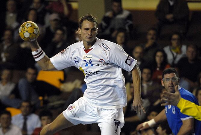 El Ademar sigue líder tras empatar con Portland San Antonio (33-33)