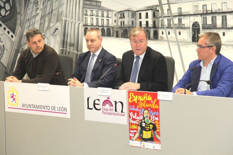 Andrés (Cleba), Blázquez (RFEBM), Silván y López Benito (Ayuntamiento), durante la firma del acuerdo