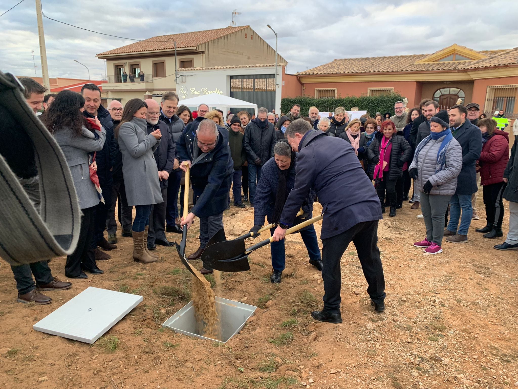 El presidente de Castilla-La Mancha, Emiliano García-Page, y el alcalde de Munera, Desiderio Martínez, ponen la primera piedra de la residencia de mayores