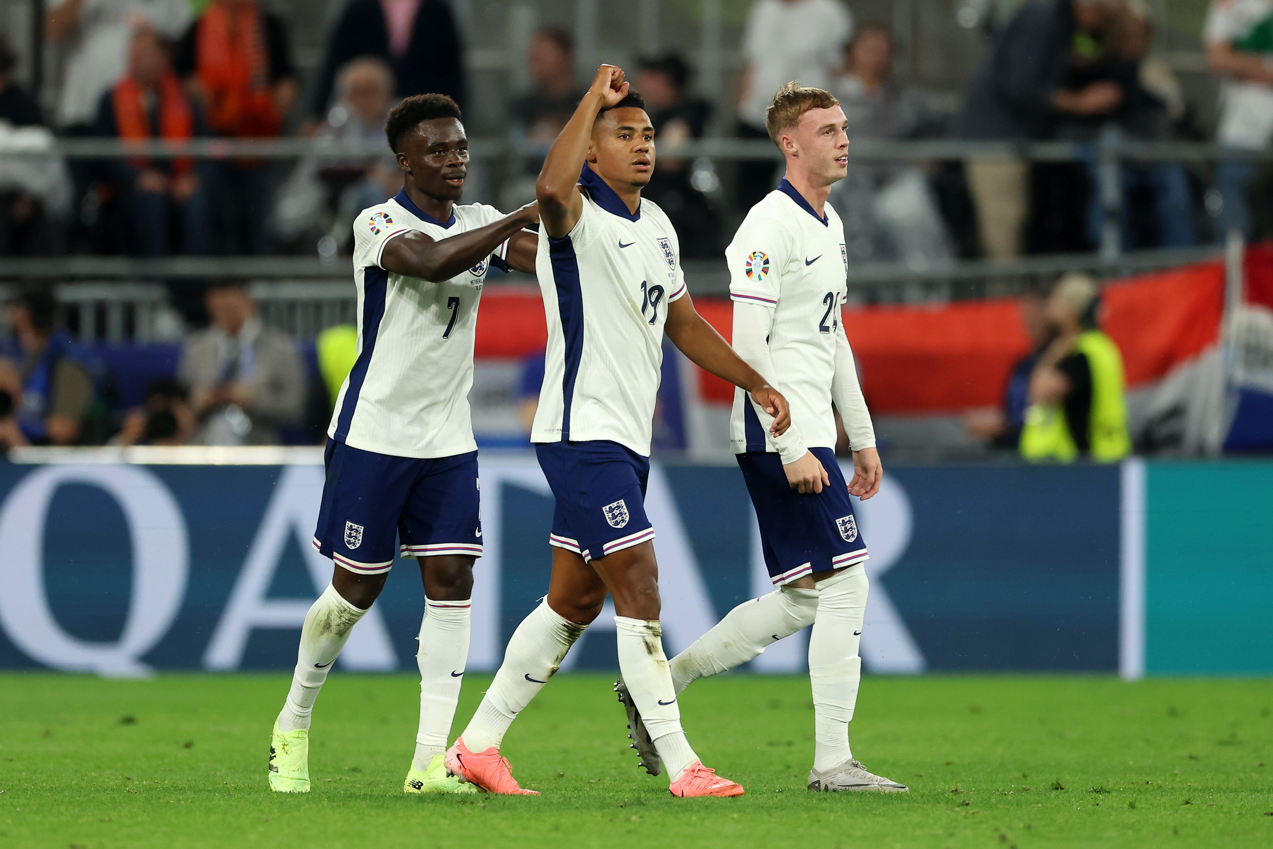 Ollie Watkins celebra su gol en semifinales de la Eurocopa con Bukayo Saka y Cole Palmer