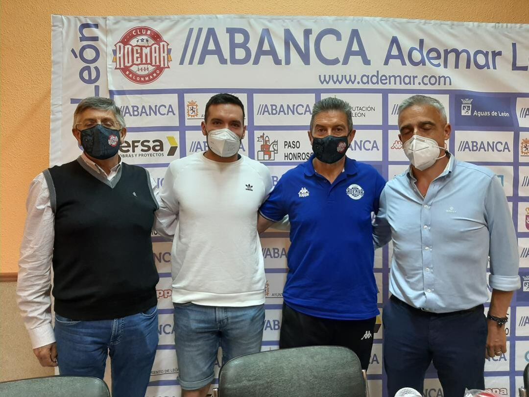 Carrillo, junto a Cadenas y Cayetano Franco en la comparecencia de despedida