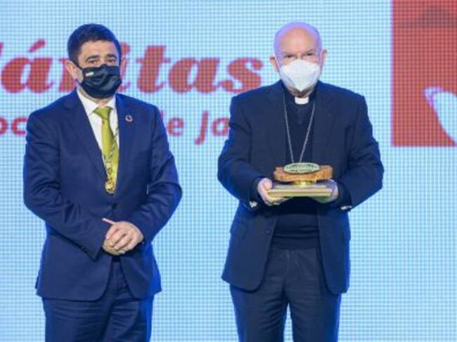 Momento en el que el obispo de la Diócesis, Amadeo Rodríguez, recoge el reconocimiento a Cáritas