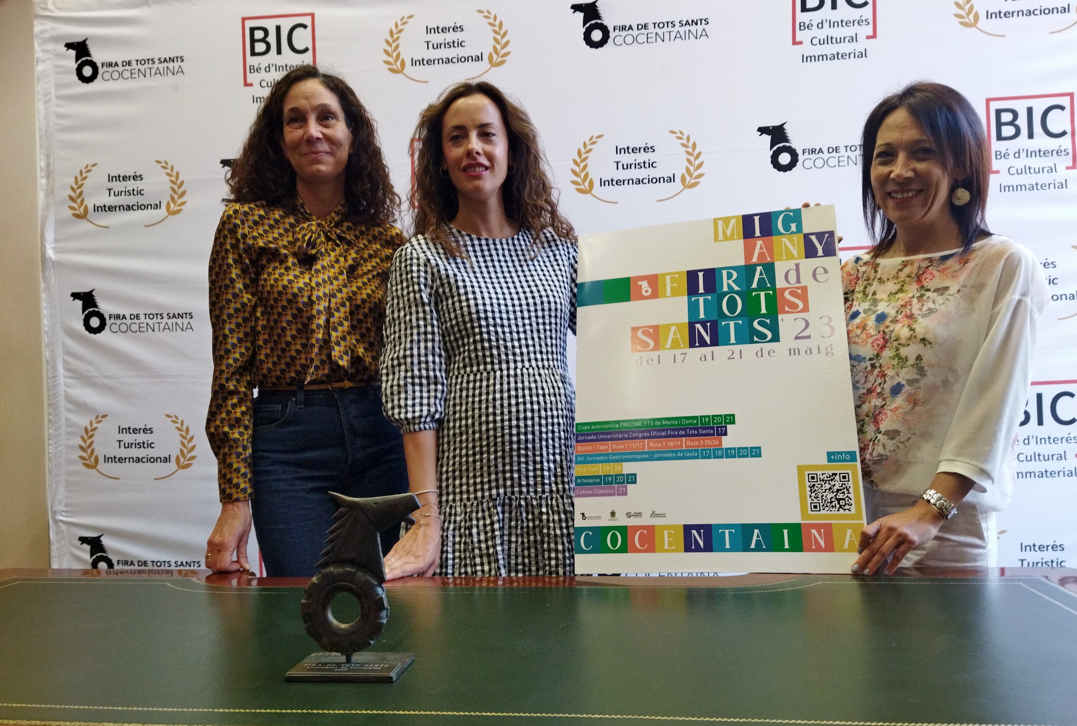 Paqui Ruiz, edil de Comercio; Mireia Estepa, alcaldesa de Cocentaina, y Eugenia Miguel, edil de Fira, en la presentación de las actividades del Mig Any de la Fira de Tots Sants.