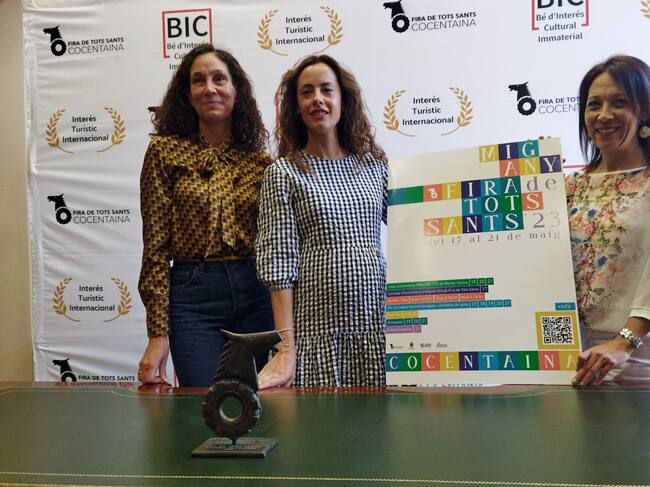 Paqui Ruiz, edil de Comercio; Mireia Estepa, alcaldesa de Cocentaina, y Eugenia Miguel, edil de Fira, en la presentación de las actividades del Mig Any de la Fira de Tots Sants.