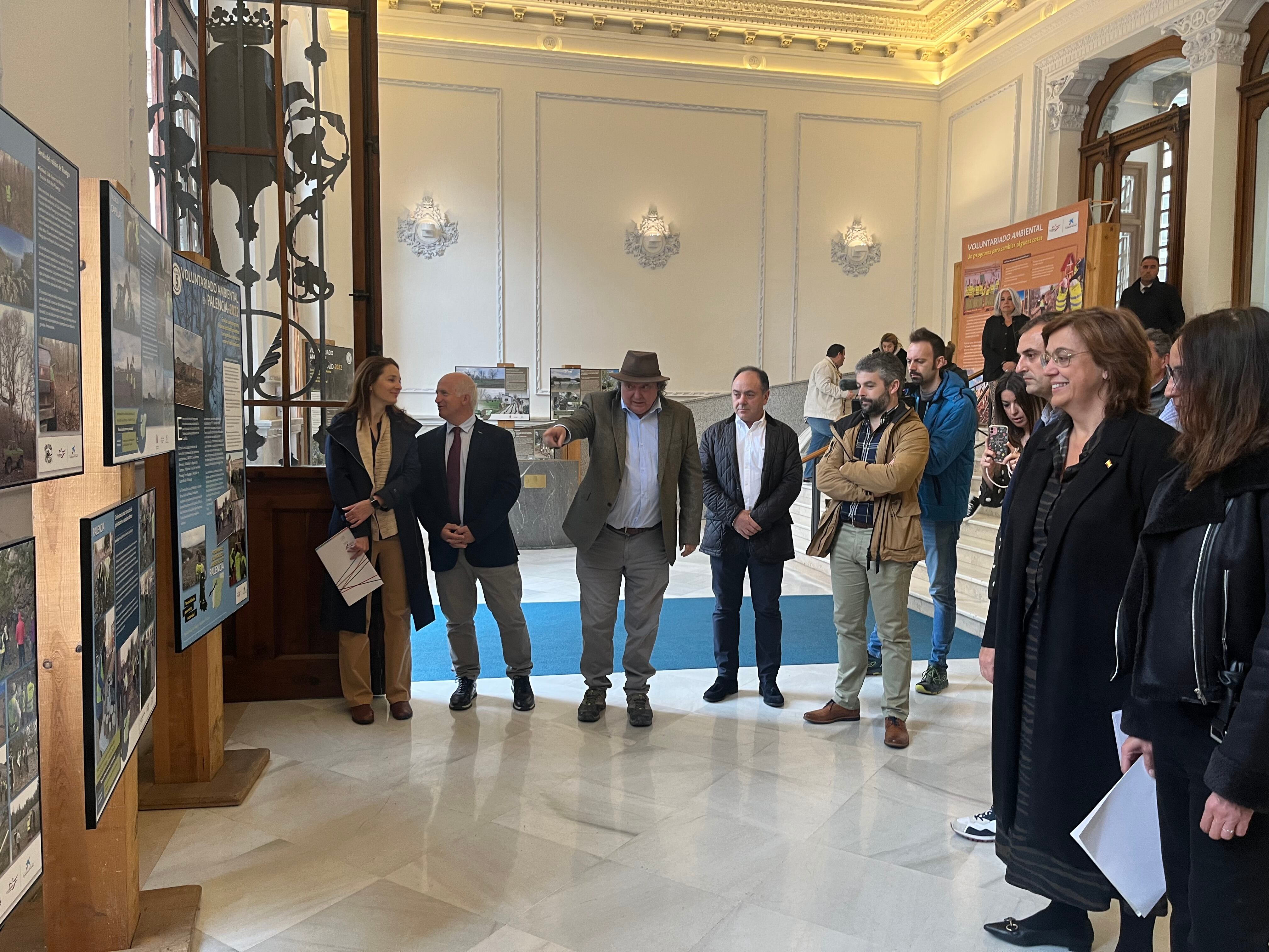 Inauguración de la exposición en el vestíbulo del palacio provincial