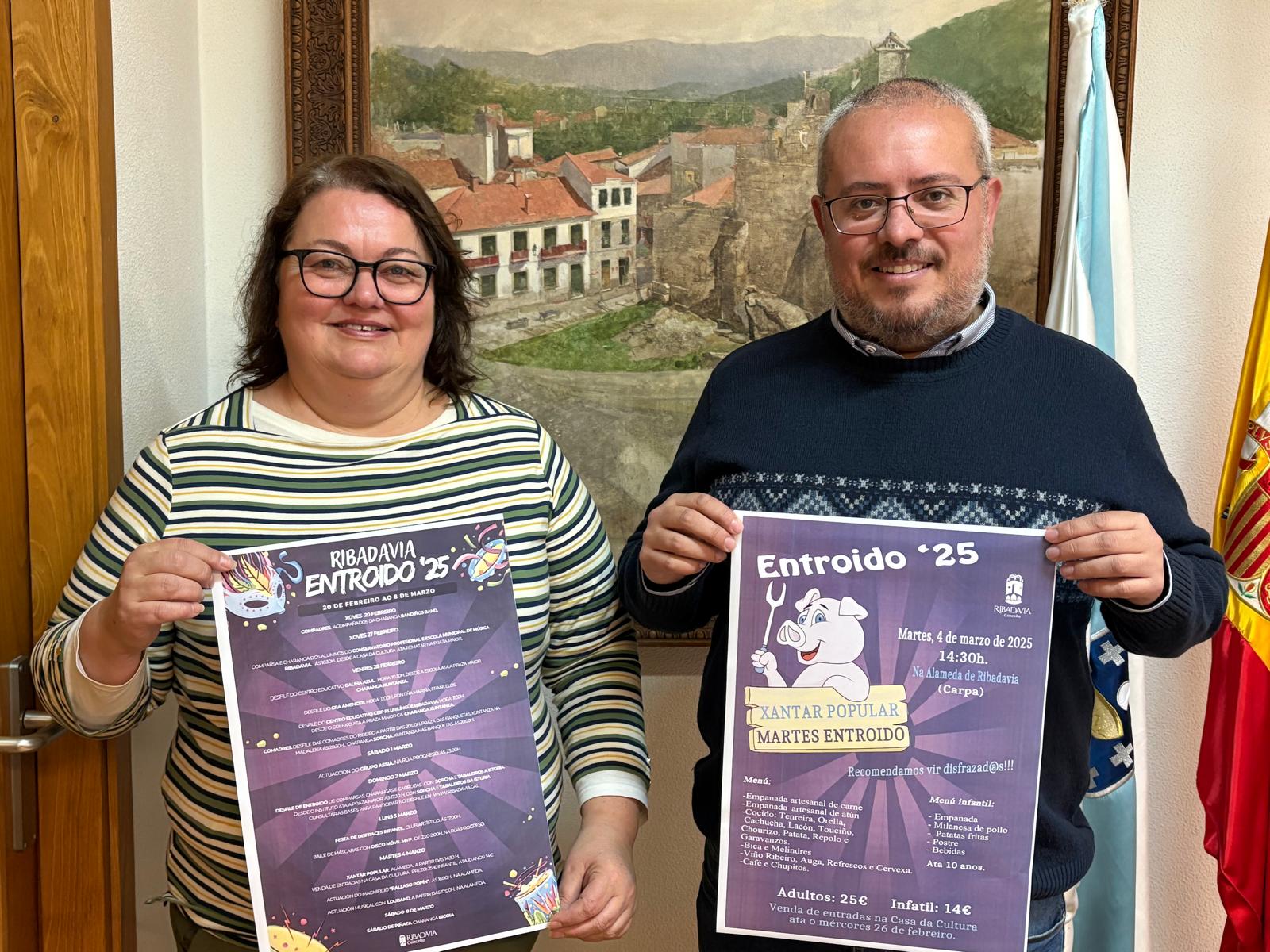 A concelleira Yolanda Gómez e o alcalde, César Fernández, co cartaz do Entroido 2025.