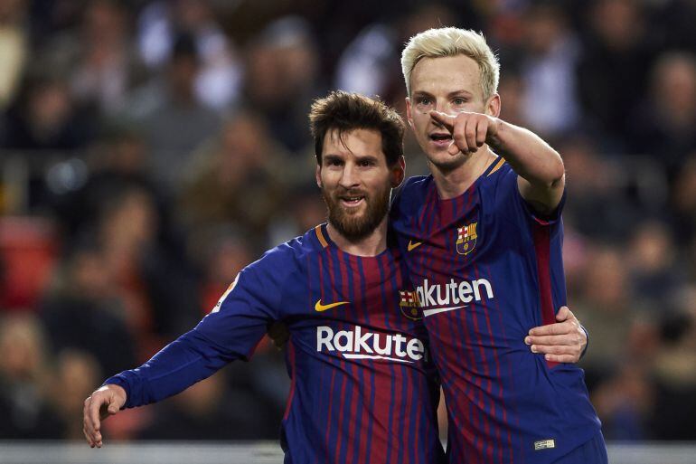 Messi y Rakitic celebran un gol.