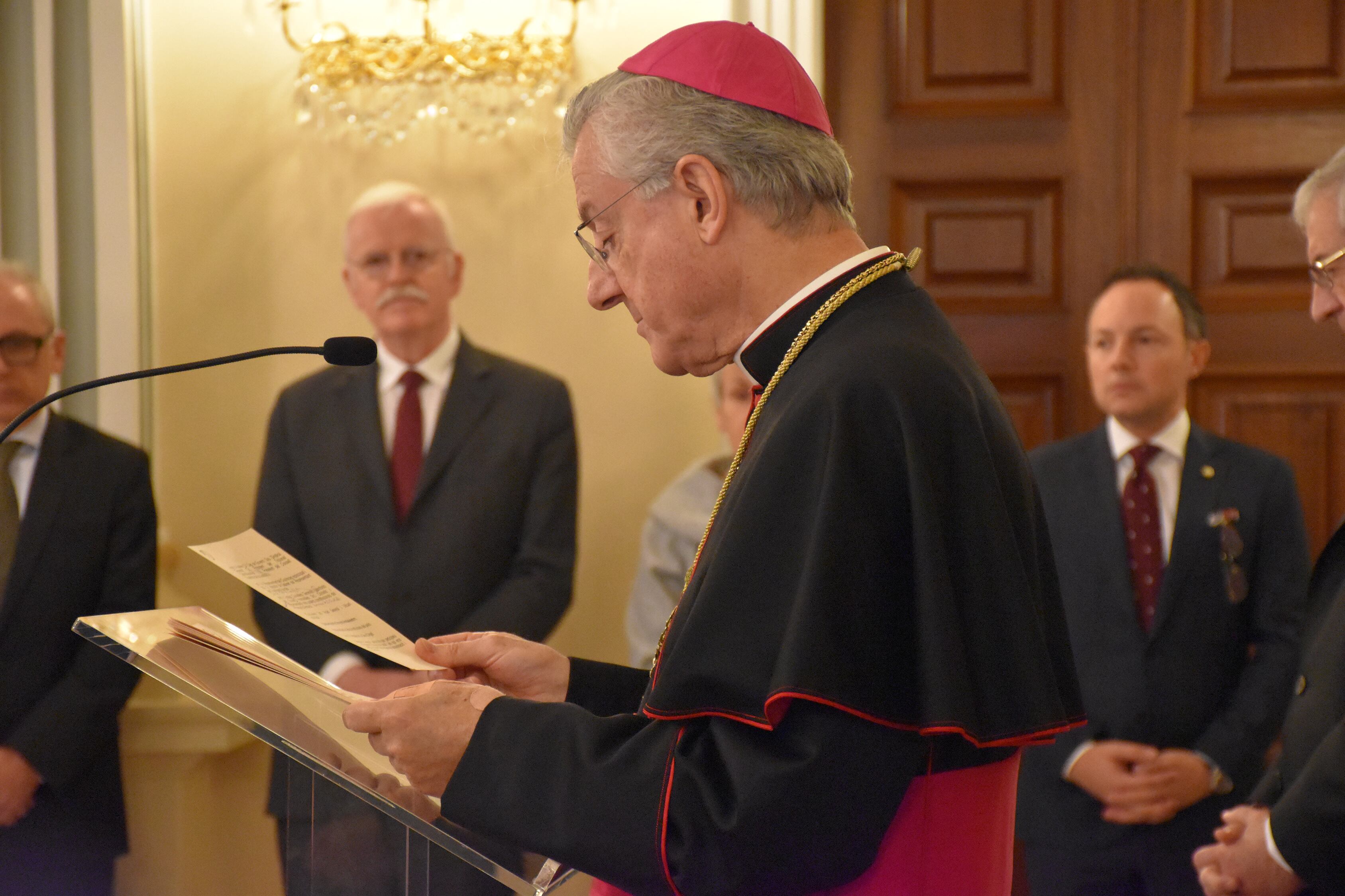 El copríncep episcopal, Joan-Enric Vives, llegint el discurs en el marc de la tradicional recepció de Nadal al Palau Episcopal.