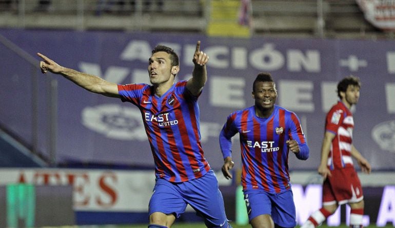 Barral celebra su gol, que sirvió para culminar la remontada del Levante ante el Granada.