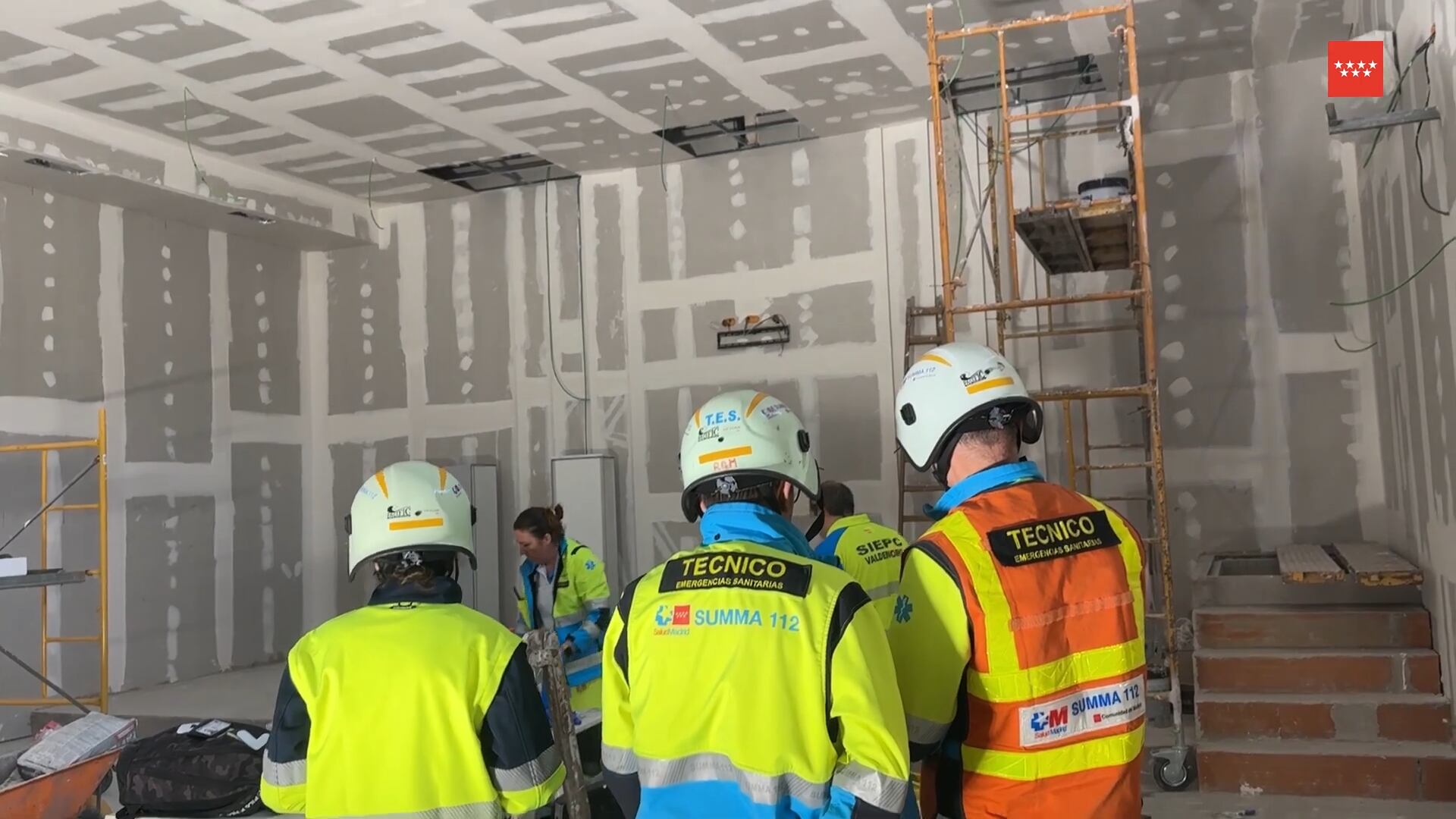 El trabajador cayó de un andamio mientras trabajaba en el interior de una nave en la Avenida de las Canteras, 51 , en el P.I. Valmor de Valdemoro.