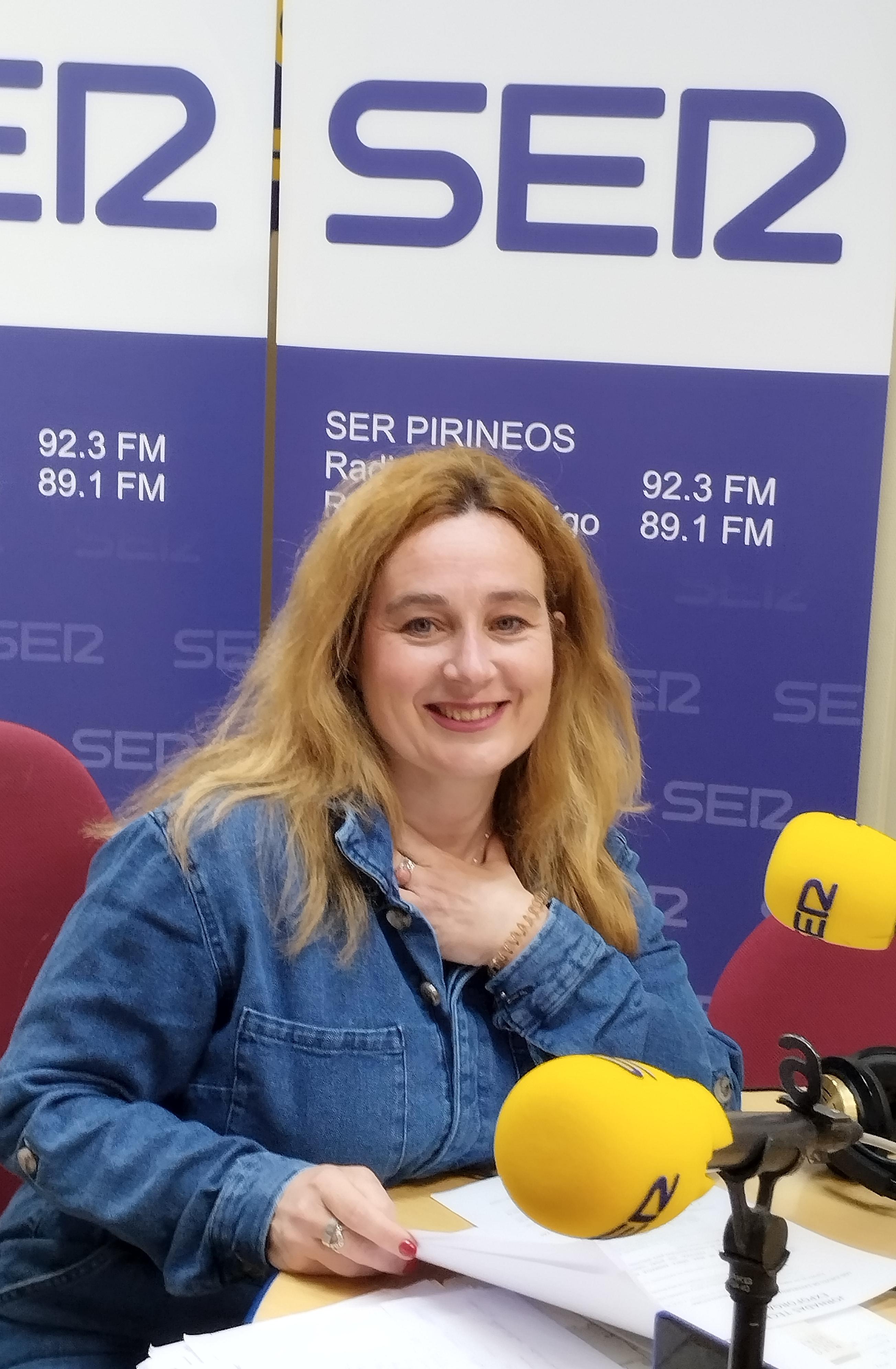Olvido Moratinos, presidenta de la Comarca de la Jacetania, en los estudios de Radio Jaca- SER Pirineos