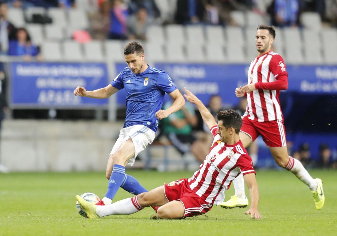 Omar Ramos durante una acción contra el Almería