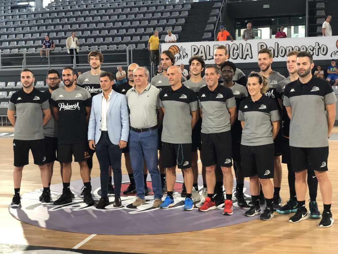 Foto de familia de Chocolates Trapa Palencia, que ya está inmerso en su pretemporada