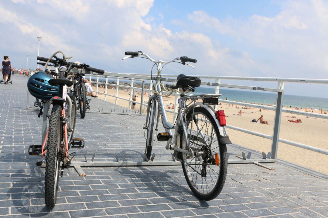 Varios de los aparcabicis instalados en la playa de la Zurriola de San Sebastián.
