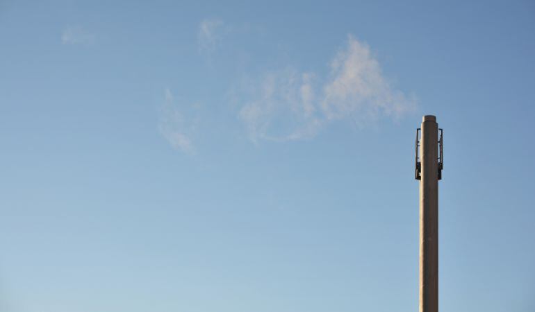 Humo procedente de la chimenea del crematorio.