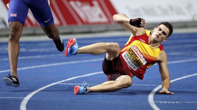 Hortelano cae al suelo tras forzar la entrada en meta buscando la medalla