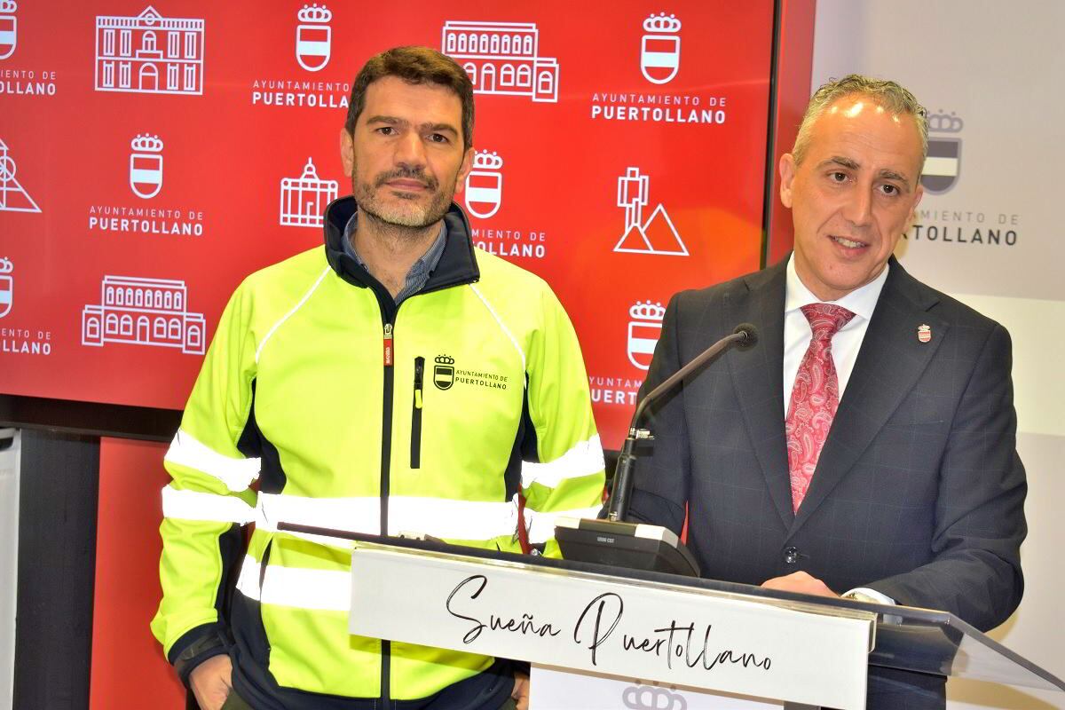 Miguel Ángel Ruiz, acompañado de un técnico de urbanismo