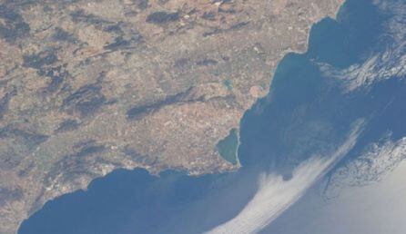 El Mar Menor (de color verde) visto en 2.017 desde la Estación Espacial Internacional (ISS), a una distancia de 540 kilómetros. La fotografía fue publicada por el astronauta, y ahora Ministro, Pedro Duque, en esta conocida red social