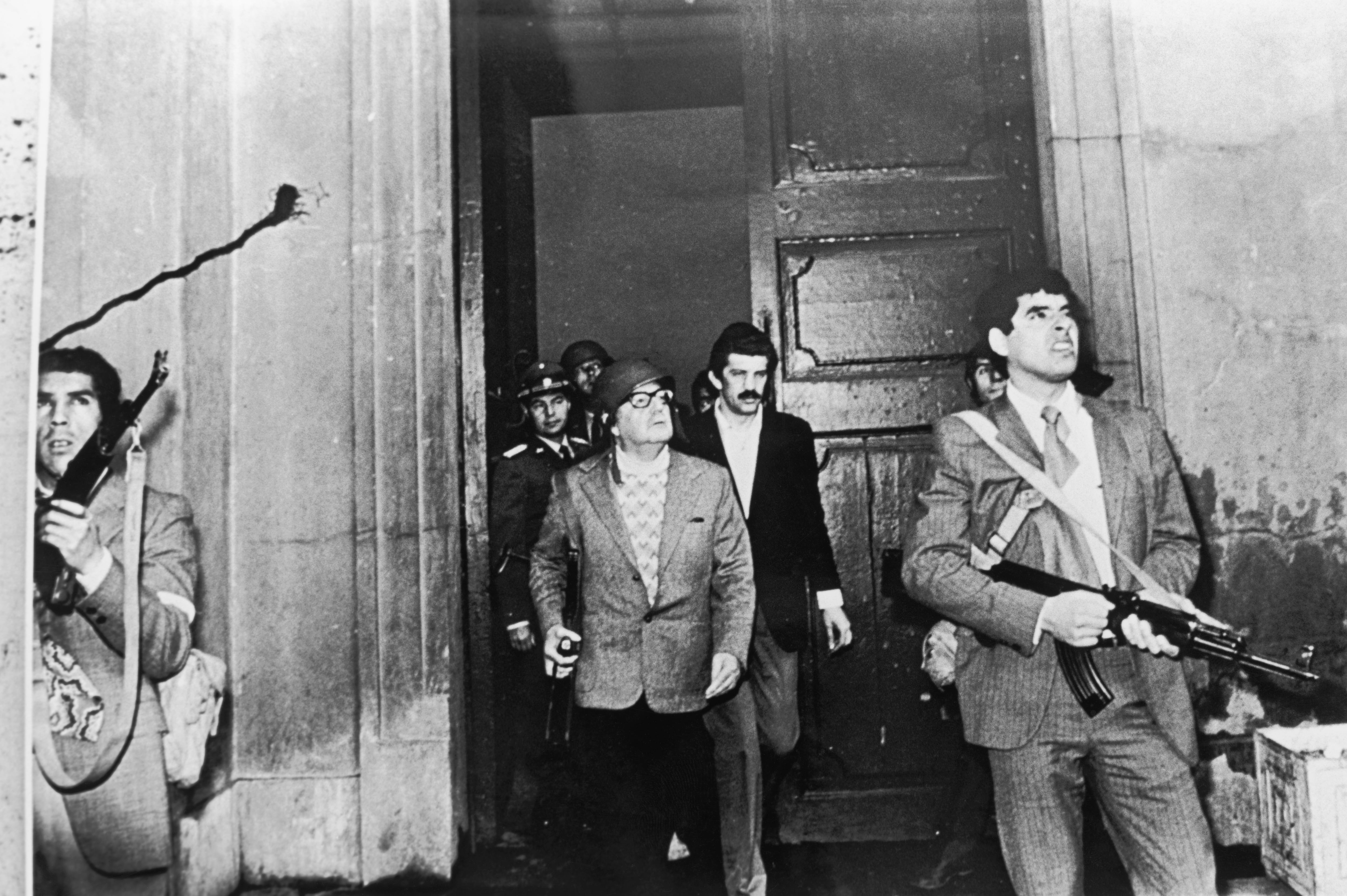 Salvador Allende en el Palacio de la Moneda, el día del golpe de Estado (Foto de Serge Plantureux/Corbis via Getty Images)