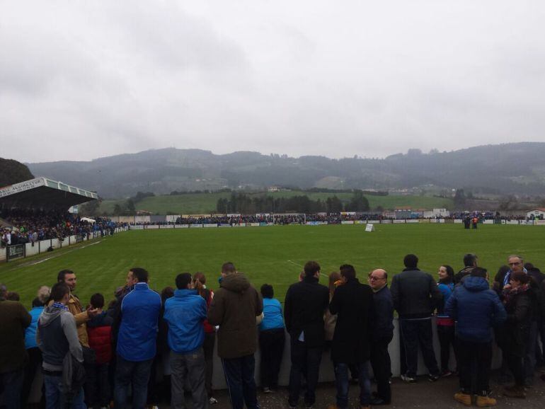 El modesto campo de Villaviciosa el día en el que registró la mejor entrada de su historia, con la visita la pasada temporada del Real Oviedo. La portería del fondo será la que ocupen los seguidores racinguistas.