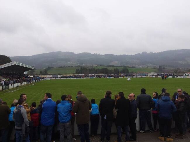 El modesto campo de Villaviciosa el día en el que registró la mejor entrada de su historia, con la visita la pasada temporada del Real Oviedo. La portería del fondo será la que ocupen los seguidores racinguistas.