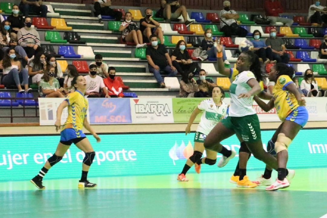 La jugadora del Elche Lysa lanza a portería ante el Rocasa Gran Canaria