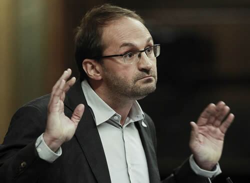 El diputado del Parlamento catalán Joan Herrera (ICV-EUiA), durante su intervención en el pleno del Congreso