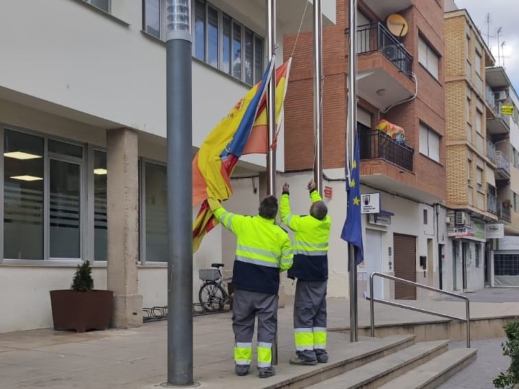 Banderas de Vilamarxant ondean a media asta