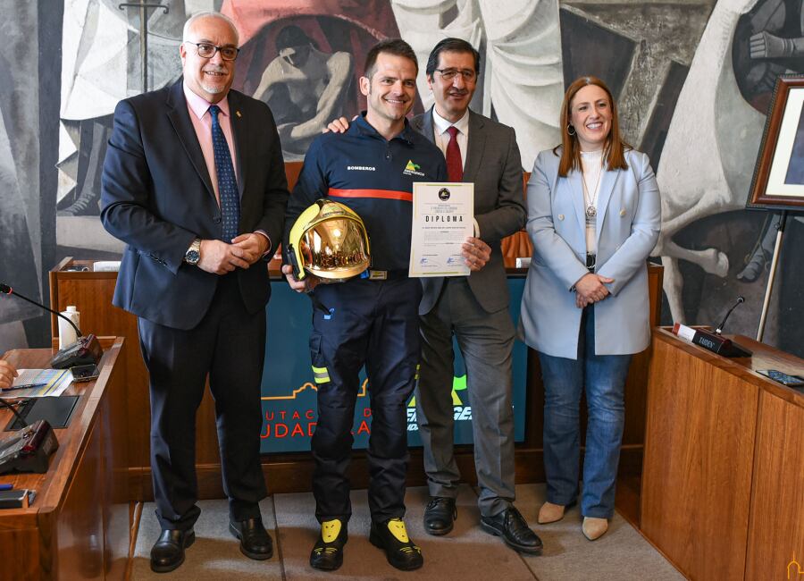 El bombero número 1 de la promoción Jesús Vicente Díaz Del Campo recibe su diploma y su casco