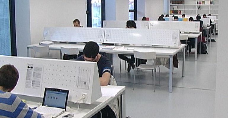 Estudiantes en la mediateca del Centro de Arte de Alcobendas