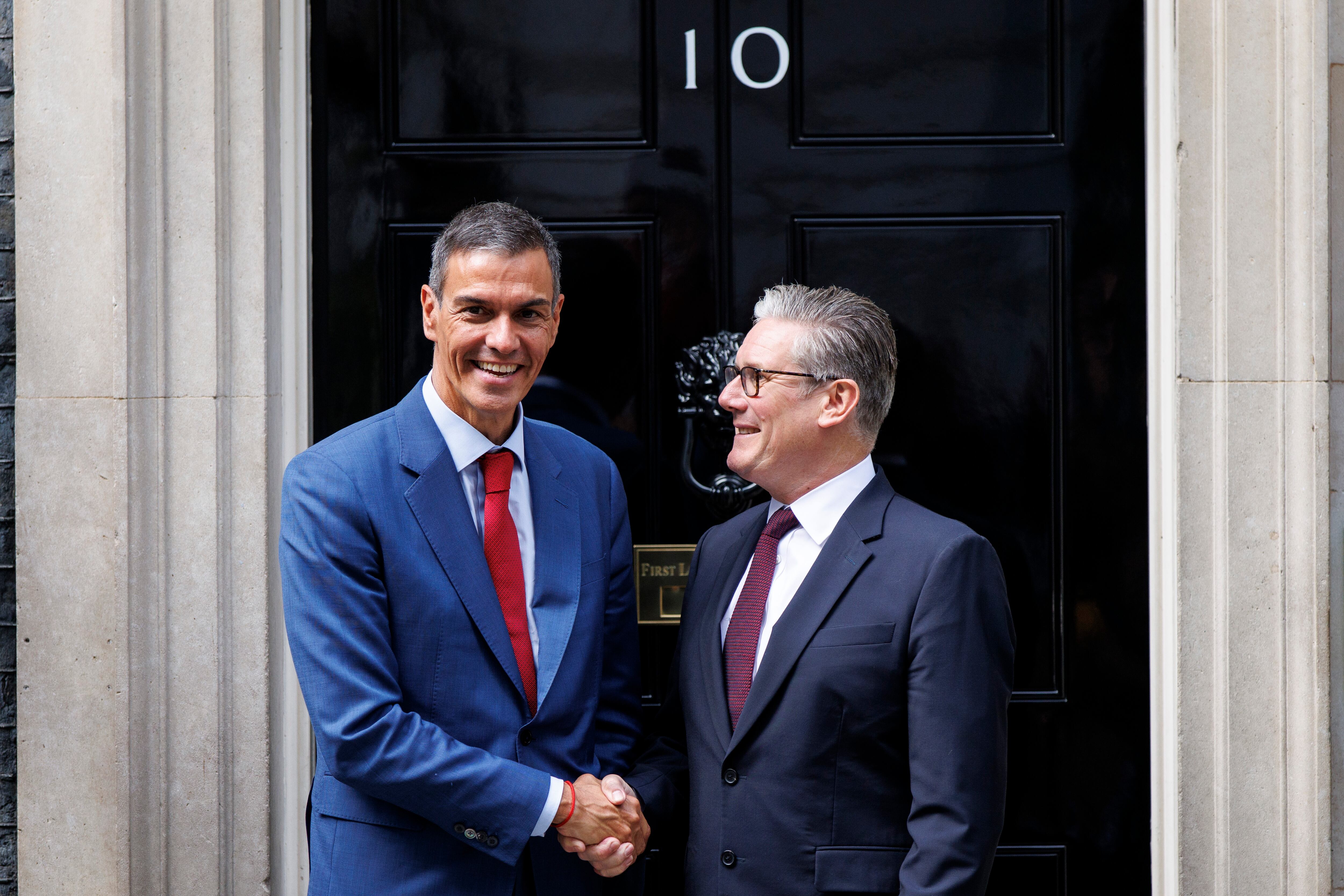 El primer ministro británico Keir Starmer (d) recibe al presidente del gobierno de España, Pedro Sanchez (i), en el número 10 de Downing Street en Londres.