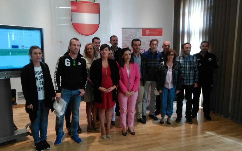 Maite Fernández ( centro ) acompañada de representantes de los colectivos que toman parte en la Semana Europea de la Movilidad