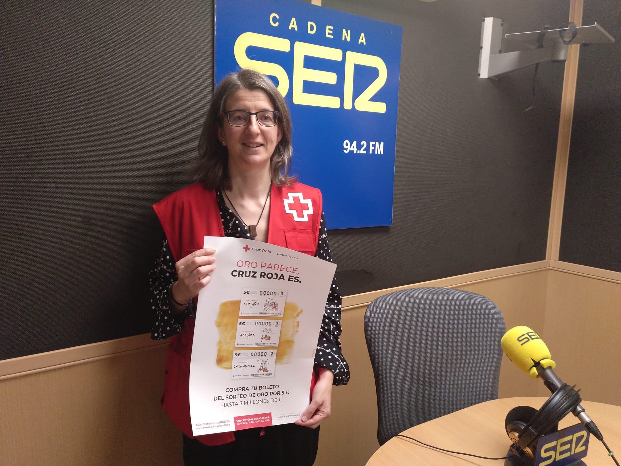 Irene Sanz con el cartel del Sorteo del Oro