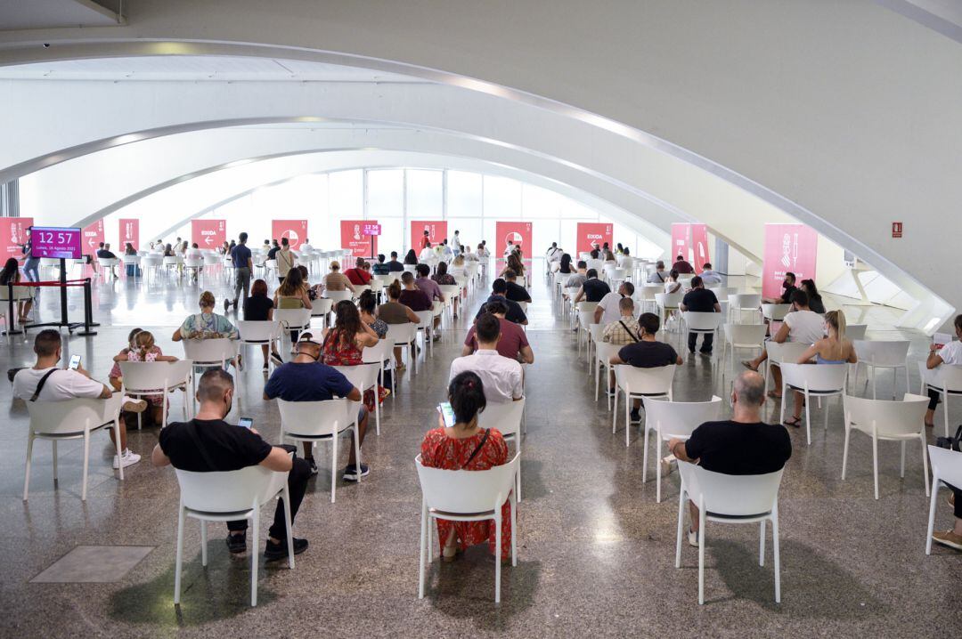 Decenas de adolescentes esperan después de vacunarse de la primera dosis de la vacuna Moderna en la Ciudad de las Artes, a 16 de agosto de 2021, en València. 