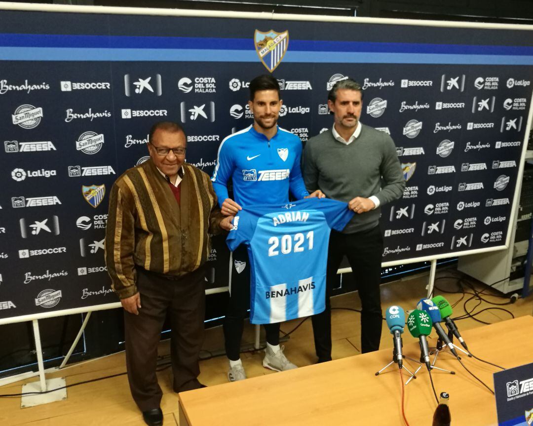 Adrián, posando junto a Ben Barek y Caminero en la presentación del acuerdo de renovación