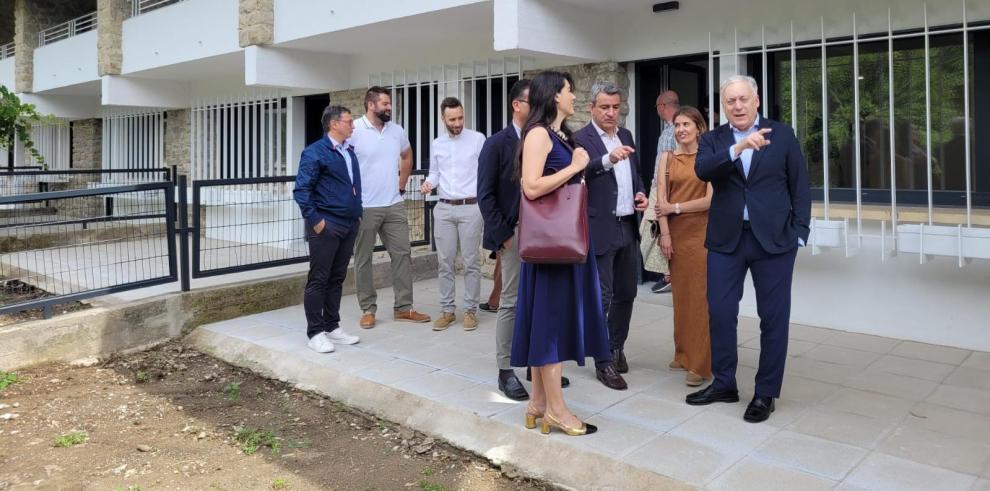 Octavio López ha visitado las nueve viviendas de alquiler asequible recién rehabilitadas, junto a la directora general de Vivienda, María Pía Canals, y el alcalde de Graus, José Antonio Lagüens.