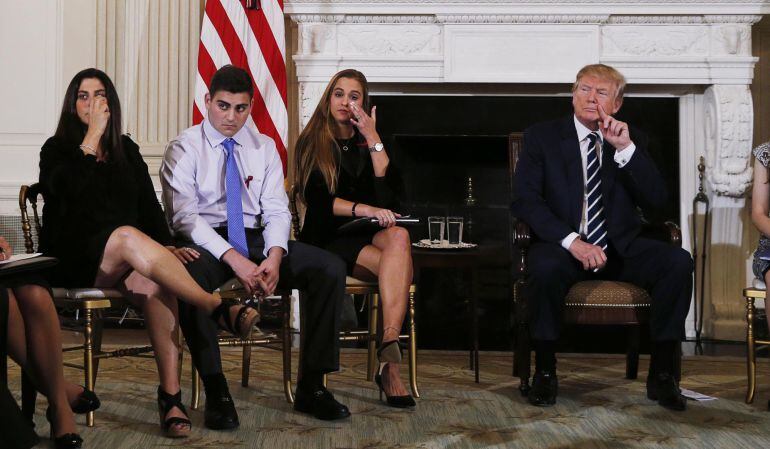 Donald Trump con algunos de los supervivientes de la matanza.