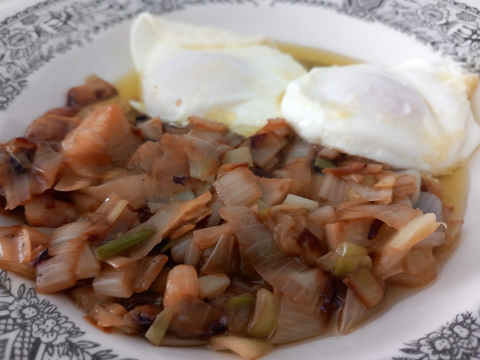 Huevos fritos de polluela con cebolla pochada