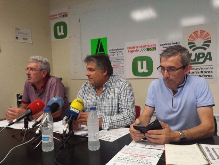 Los representantes de las organizaciones agrarias de Segovia: Guzmán Bayón (ASAJA), Juan Manuel Palomares (UCCL) y Pedro Matarranz (UPA COAG) en una rueda de prensan ante los medios