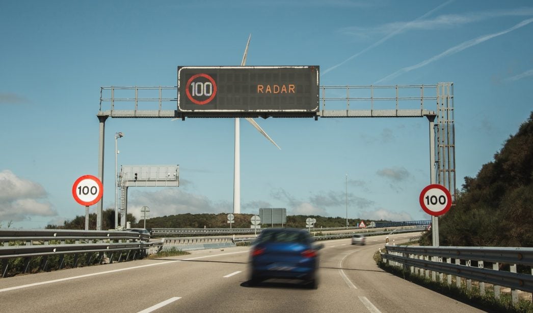 Los controles de velocidad fijos y móviles son plenamente operativos durante 24 horas al día.