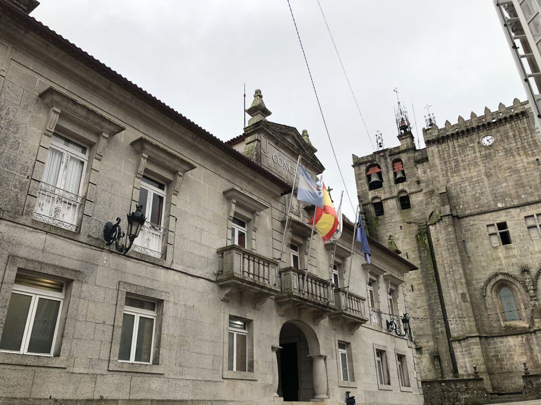 Casa do Concello de Tui con la catedral al fondo.