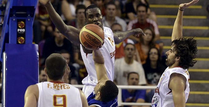 El jugador de la selección de Gran Bretaña de baloncesto, Andrew Lawrence, entra a canasta entre Serge Ibaka, Víctor Sada y Felipe Reyes, de España, durante el primer partido preparatorio para los Juegos Olímpicos de Londres ante Gran Bretaña, disputado e