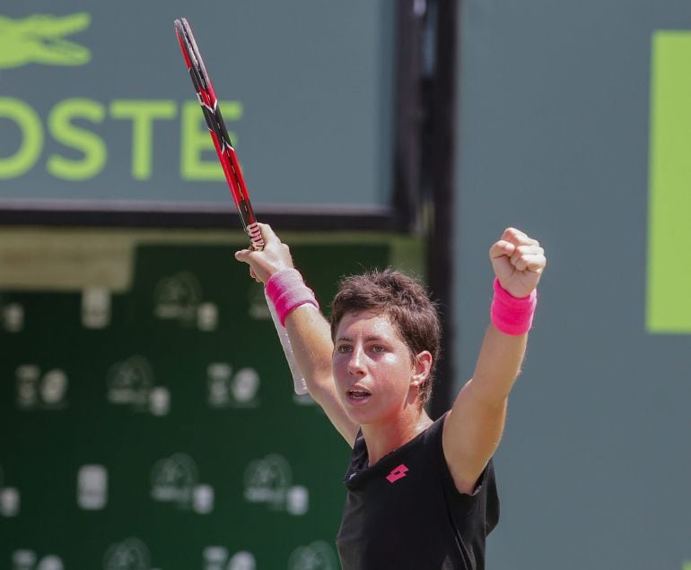 ELX19 MIAMI (ESTADOS UNIDOS), 02/04/2015.- La española Carla Suárez celebra su victoria ante la alemana Andrea Petkovic durante las semifinales del Master 1.000 de Miami, Florida, Estados Unidos hoy 2 de abril de 2015. EFE/Erik S. Lesser