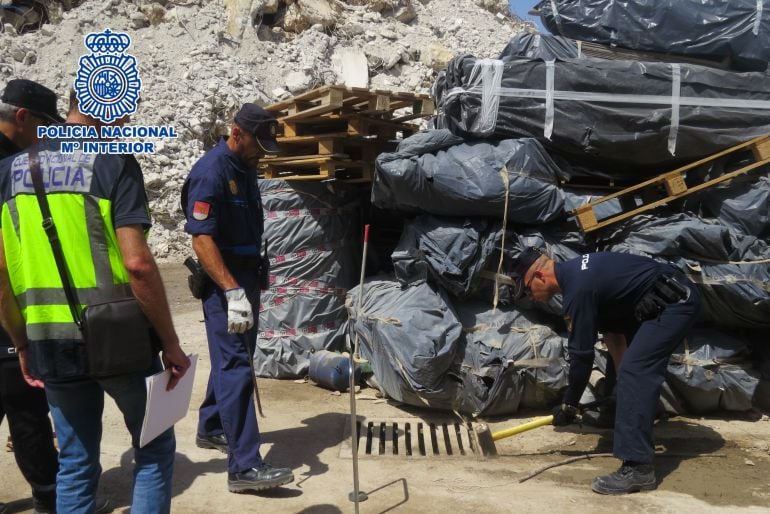 Parte del material tóxico intervenido por la Policía Nacional en Málaga