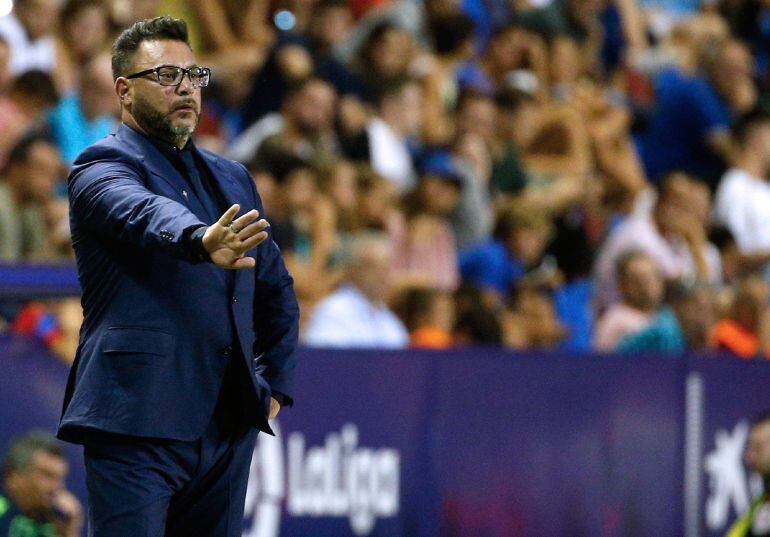 Antonio Mohamed, da instrucciones a sus jugadores durante el encuentro ante el Levante 