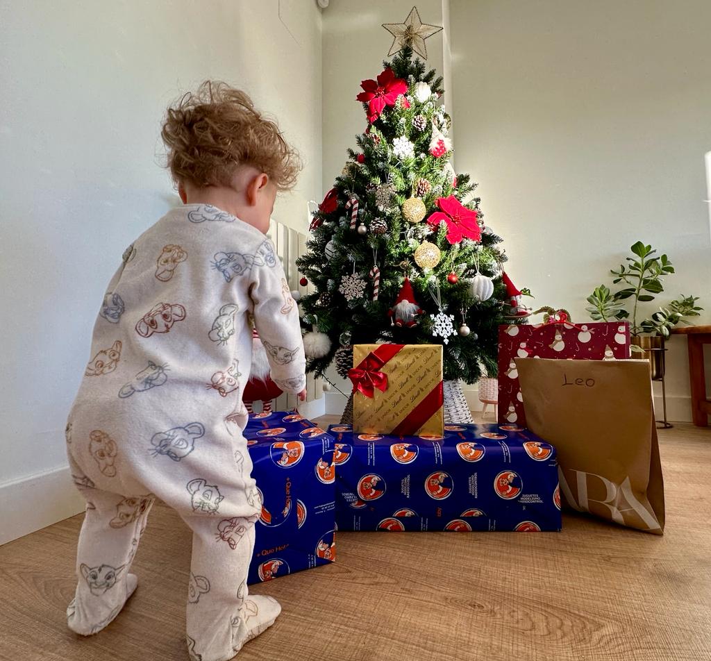 El mágico momento de abrir los regalos que han dejado los Reyes