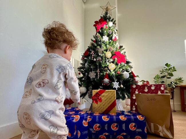 El mágico momento de abrir los regalos que han dejado los Reyes